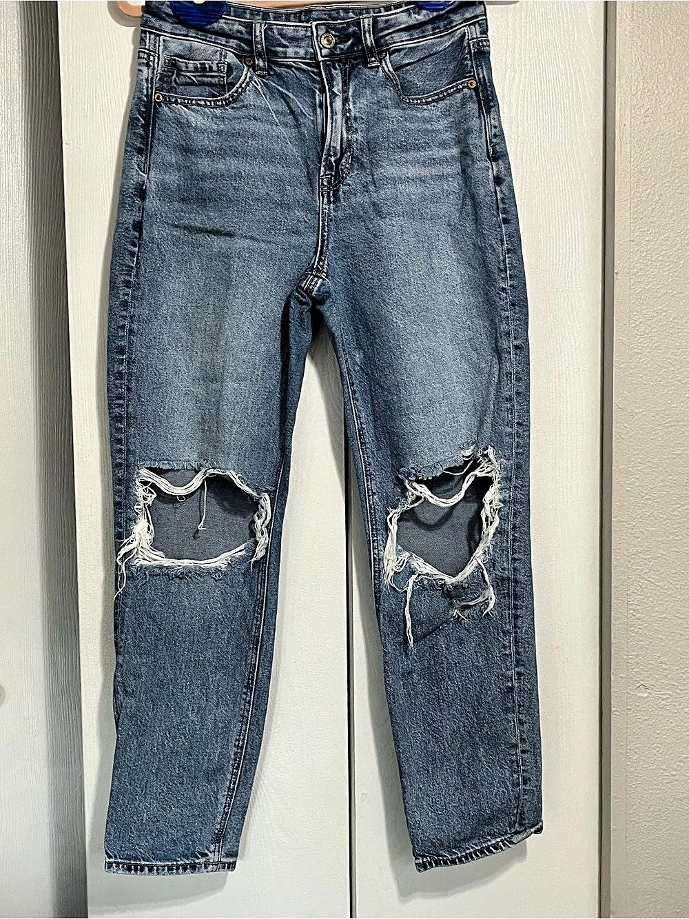 American Eagle Mom Jean Distressed Jeans in Blue Waist 4 Short
